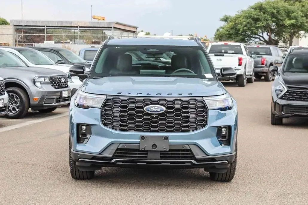 2025 Ford Explorer ST-Line photo 1