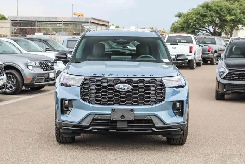 2025 Ford Explorer ST-Line photo 1