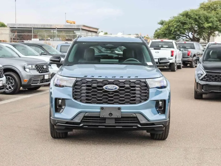 2025 Ford Explorer ST-Line photo 1