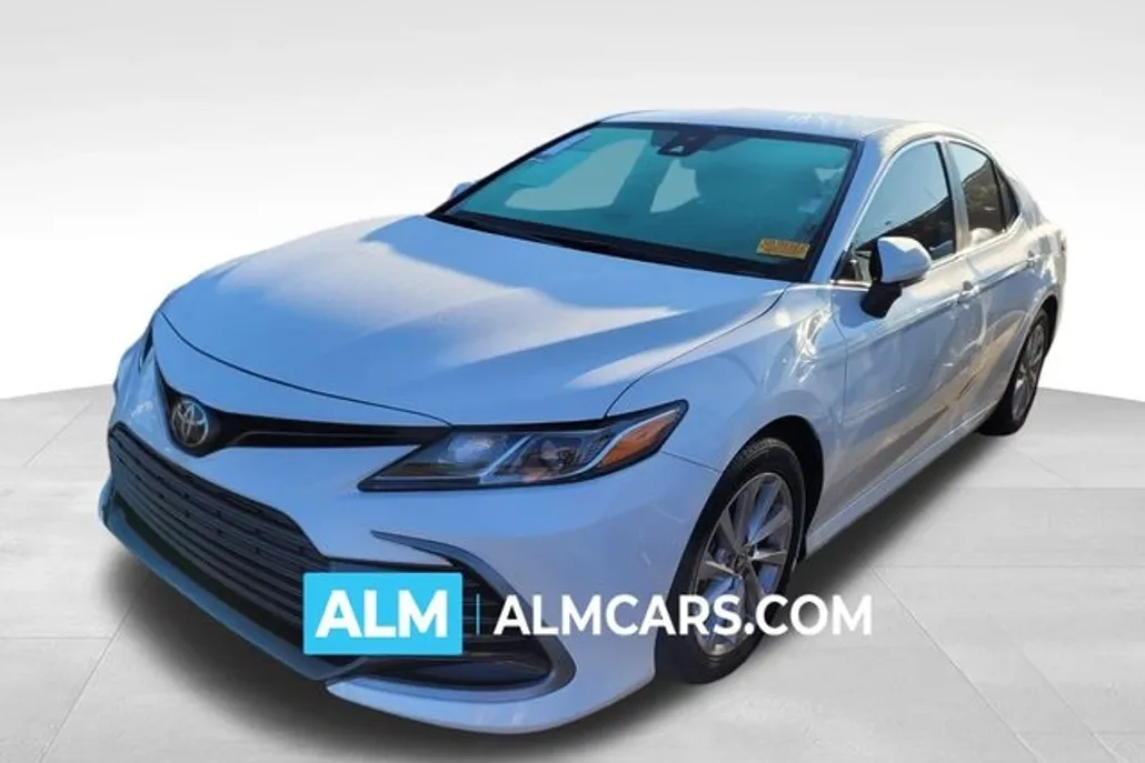 2022 Toyota Camry LE photo 1