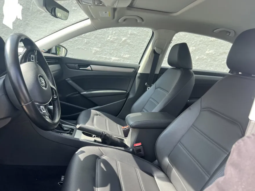 2020 Volkswagen Passat 2.0T SE photo 1