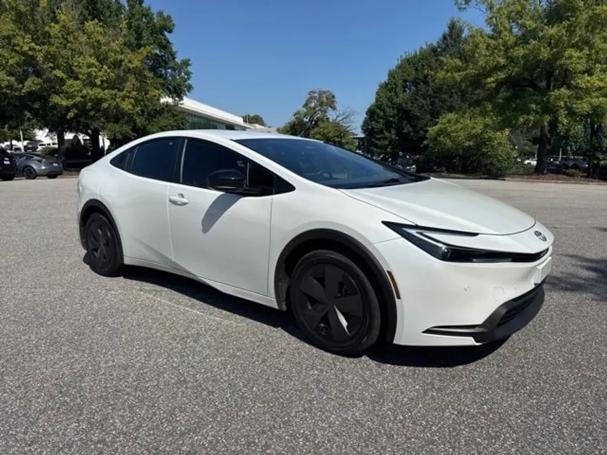 2025 Toyota Prius LE photo 1