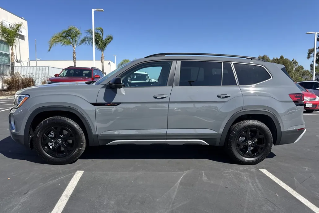 2025 Volkswagen Atlas Peak Edition SE photo 1