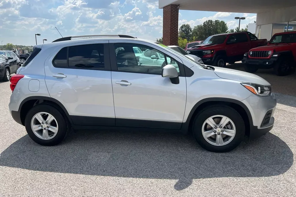 2022 Chevrolet Trax LT photo 1