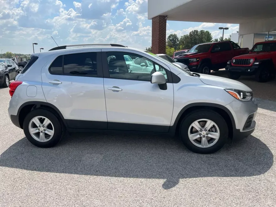 2022 Chevrolet Trax LT photo 1