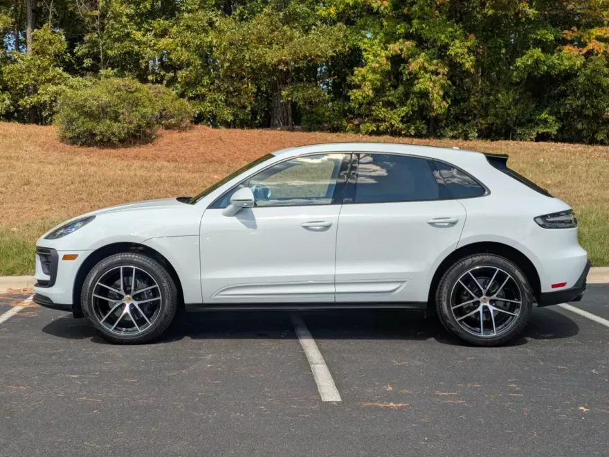 2024 Porsche Macan T photo 1