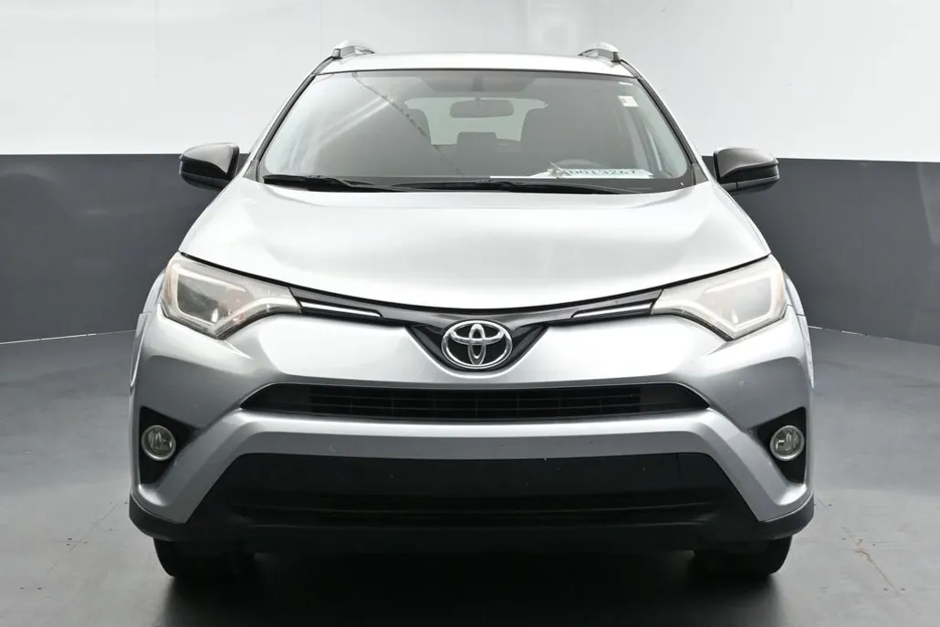 2016 Toyota RAV4 LE photo 1