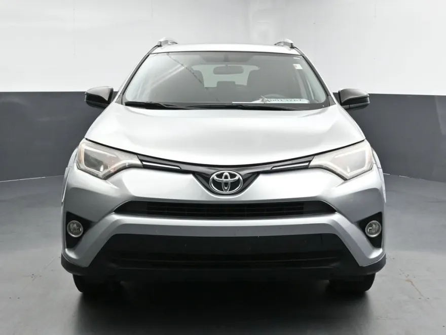 2016 Toyota RAV4 LE photo 1