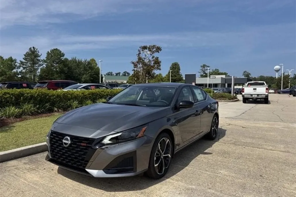 2025 Nissan Altima SR photo 1