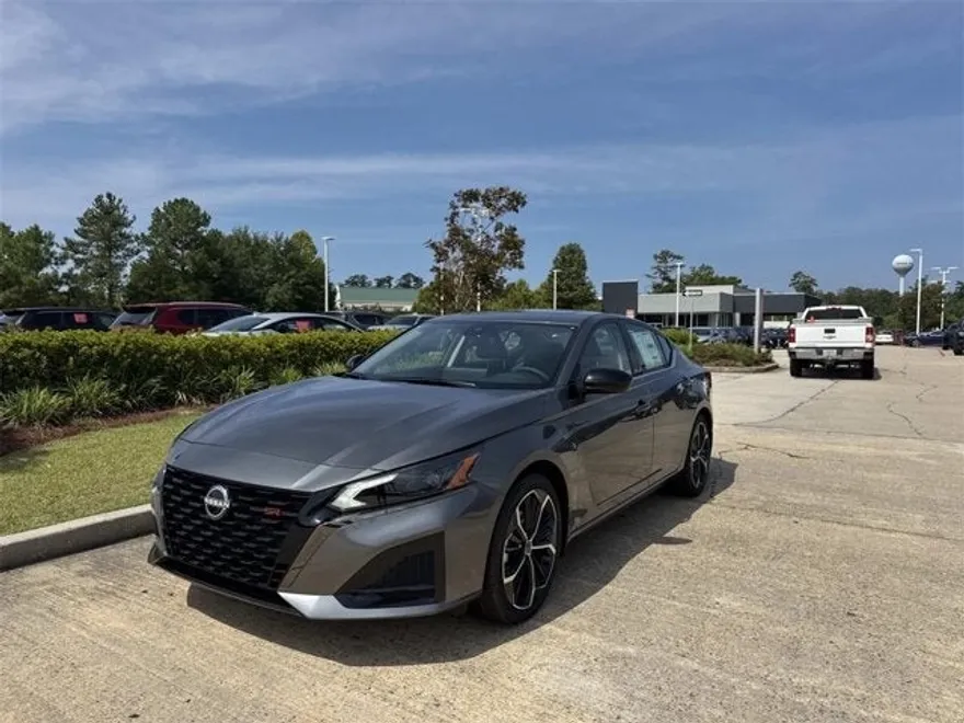 2025 Nissan Altima SR photo 1