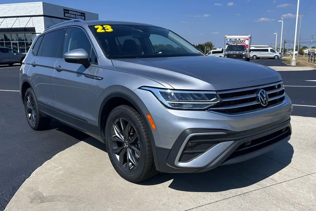 2023 Volkswagen Tiguan SE photo 1