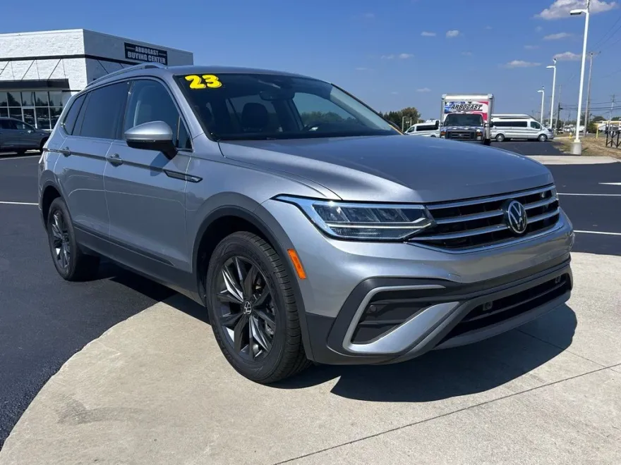 2023 Volkswagen Tiguan SE photo 1