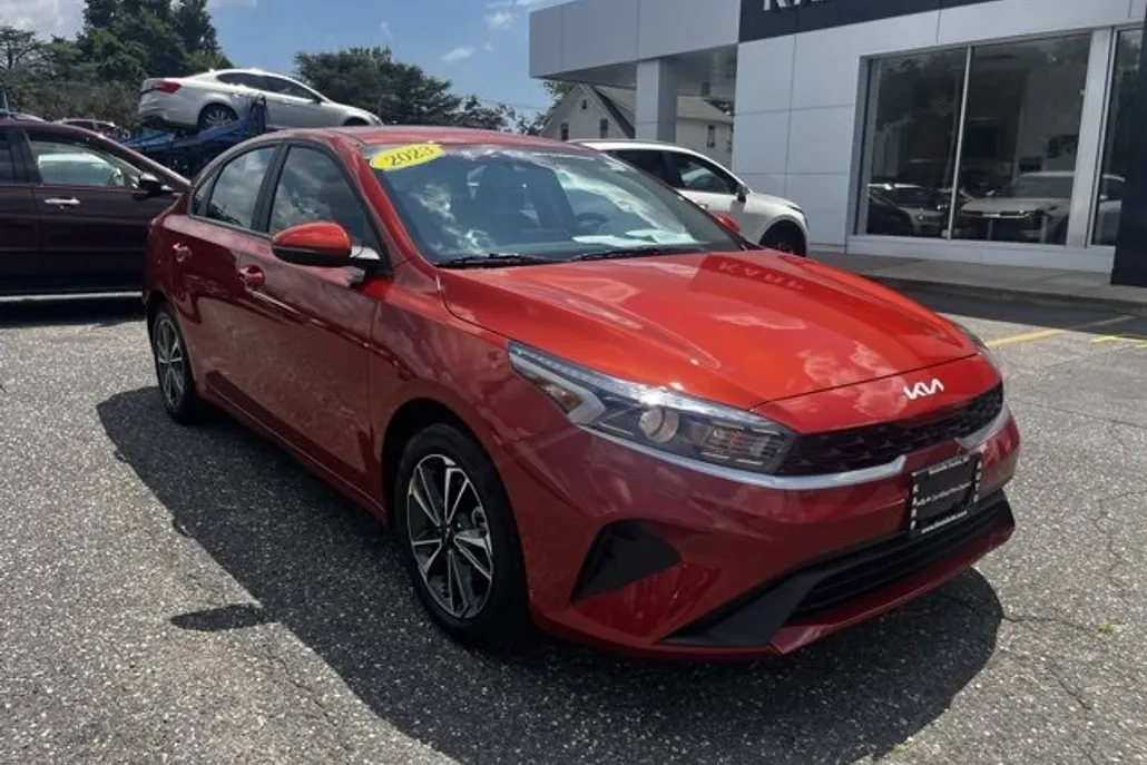 2023 Kia Forte LXS photo 1