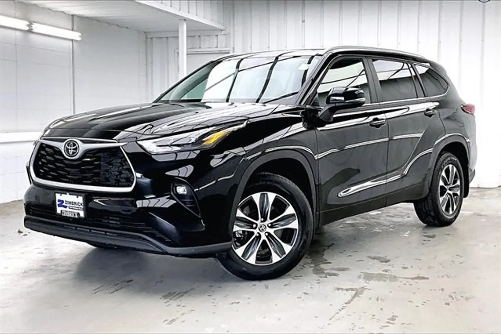 2023 Toyota Highlander XLE photo 1