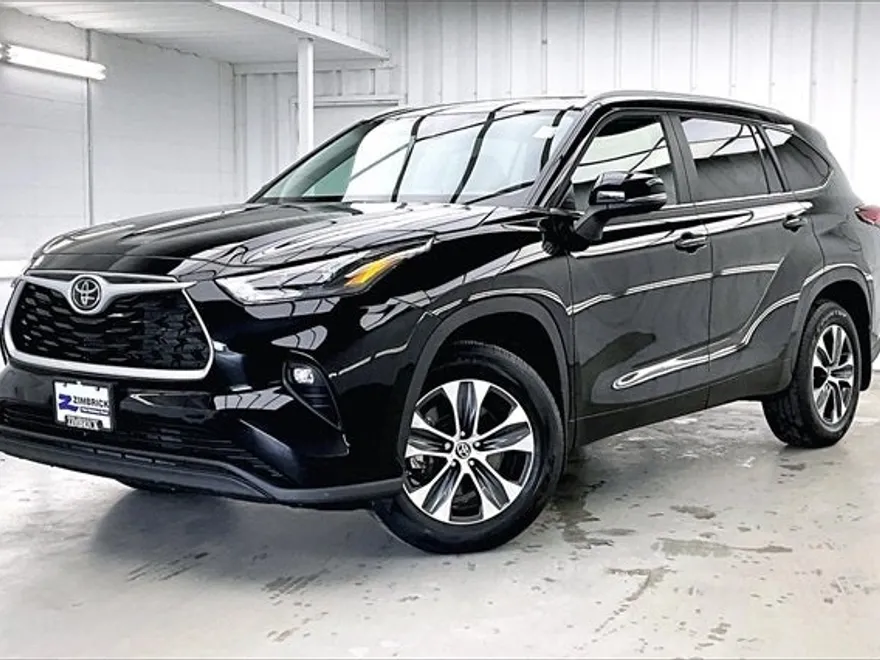 2023 Toyota Highlander XLE photo 1