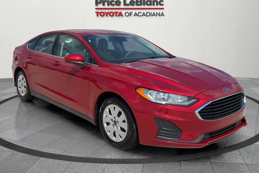 2020 Ford Fusion S photo 1