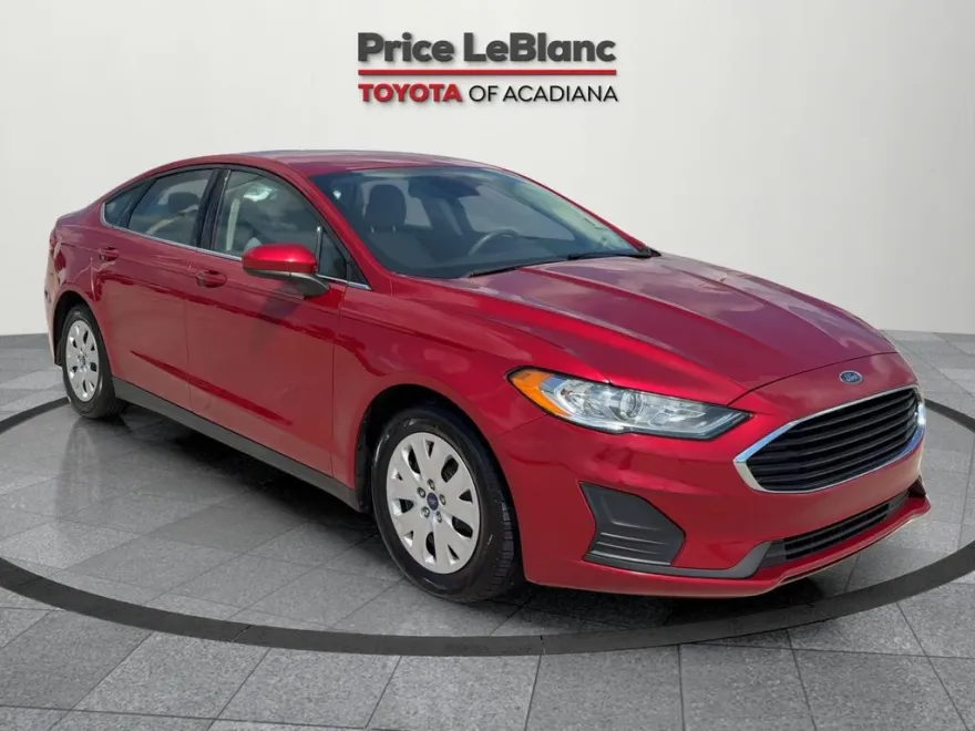 2020 Ford Fusion S photo 1