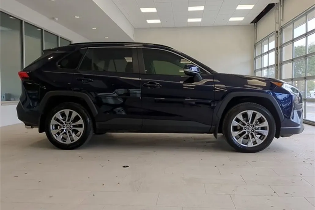 2020 Toyota RAV4 XLE Premium photo 1