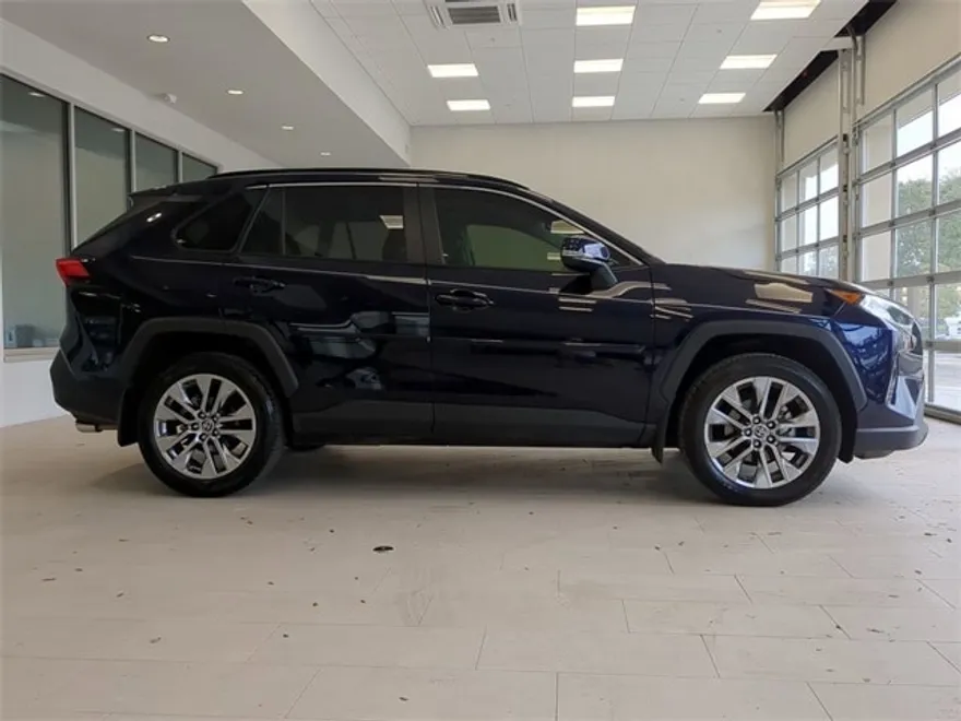 2020 Toyota RAV4 XLE Premium photo 1