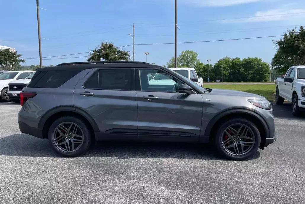 2025 Ford Explorer ST-Line photo 1