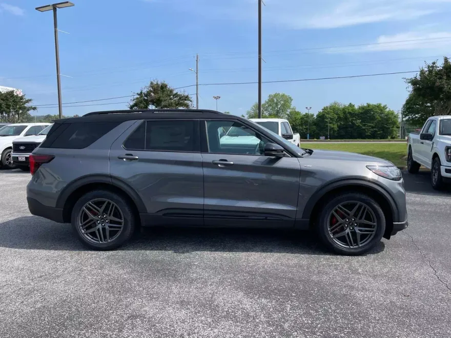 2025 Ford Explorer ST-Line photo 1