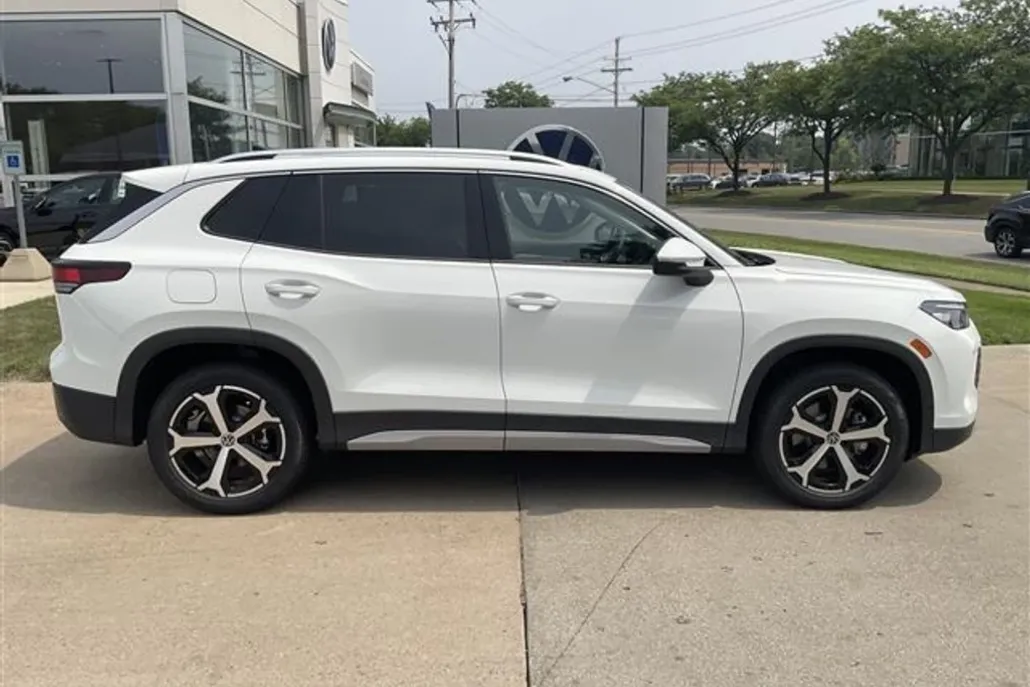 2025 Volkswagen Tiguan SE photo 1