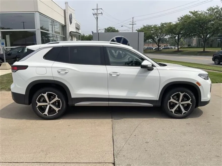 2025 Volkswagen Tiguan SE photo 1