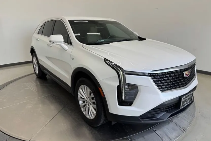 2024 Cadillac XT4 Luxury photo 1