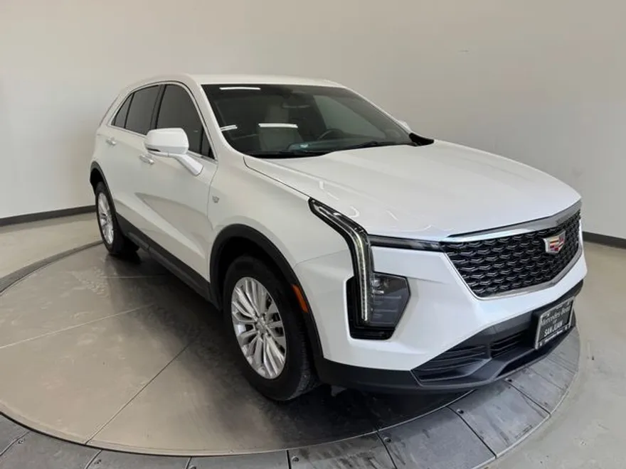 2024 Cadillac XT4 Luxury photo 1