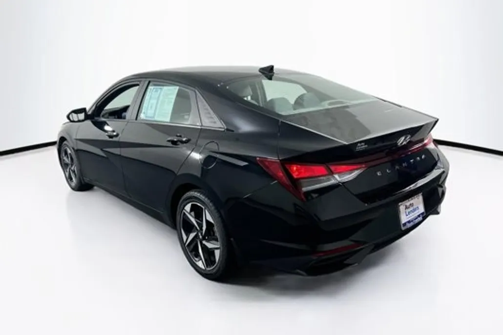 2023 Hyundai Elantra SEL photo 1