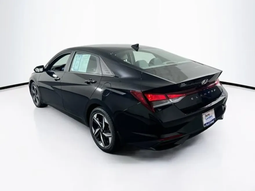 2023 Hyundai Elantra SEL photo 1