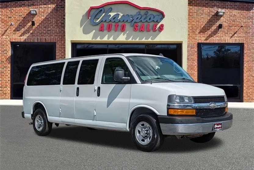 2017 Chevrolet Express 3500 LT Passenger Van photo 1