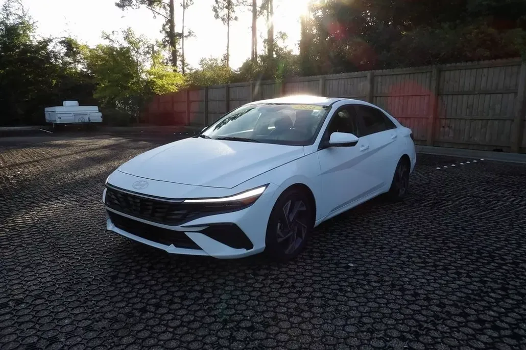 2025 Hyundai Elantra SEL Convenience photo 1