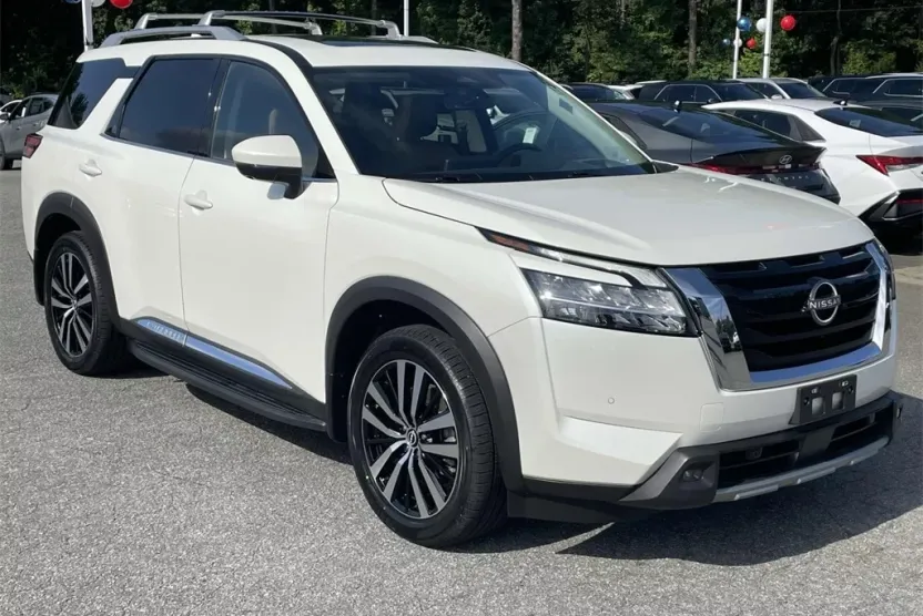2023 Nissan Pathfinder Platinum photo 1