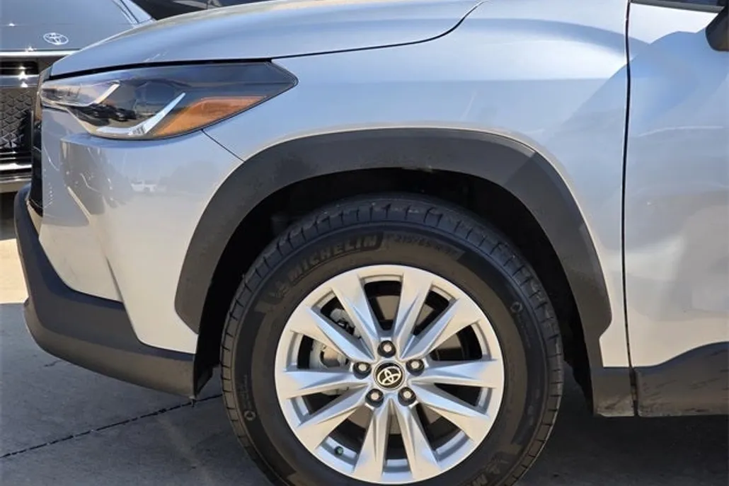 2023 Toyota Corolla Cross LE photo 1