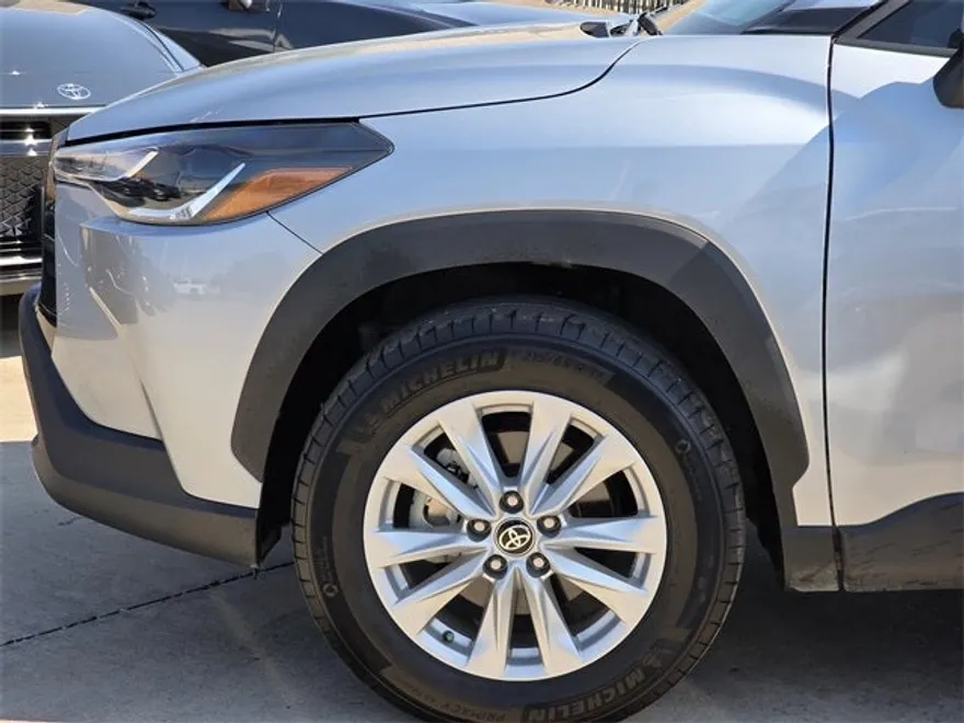 2023 Toyota Corolla Cross LE photo 1