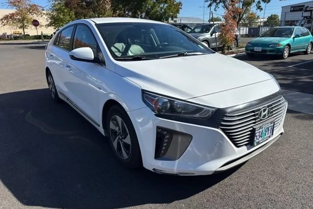 2017 Hyundai Ioniq SEL photo 1