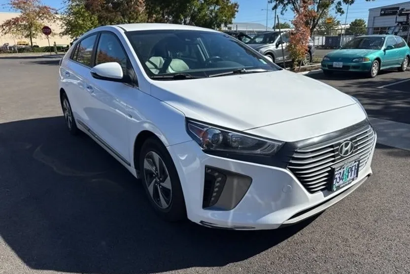 2017 Hyundai Ioniq SEL photo 1