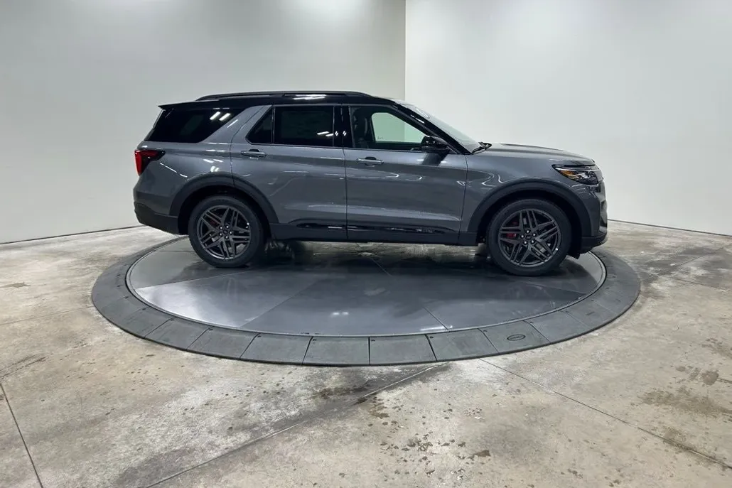 2025 Ford Explorer ST photo 1