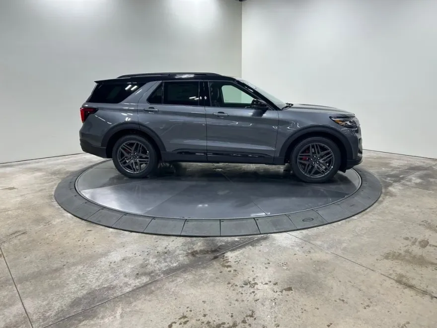 2025 Ford Explorer ST photo 1