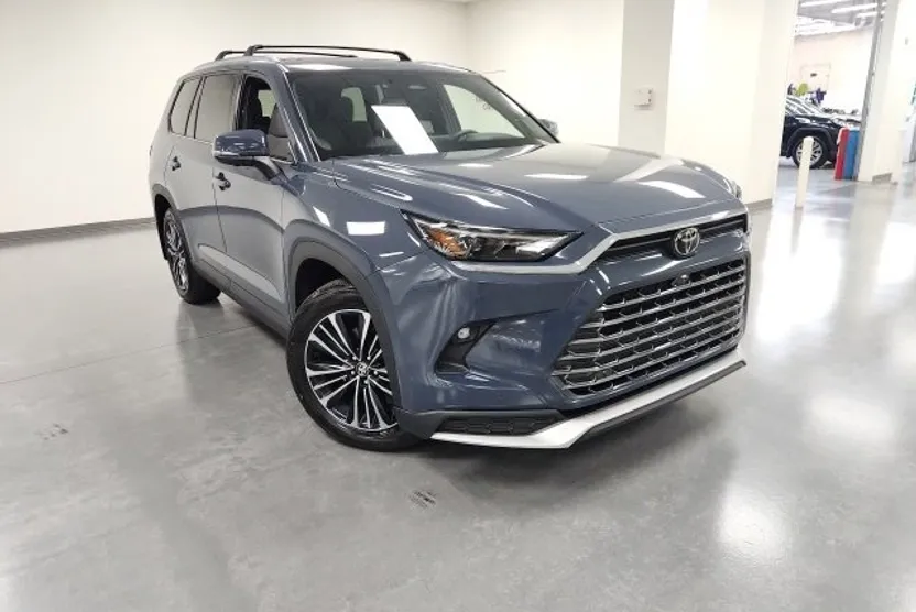 2024 Toyota Highlander Hybrid Platinum photo 1