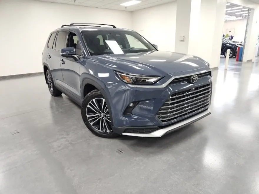 2024 Toyota Highlander Hybrid Platinum photo 1