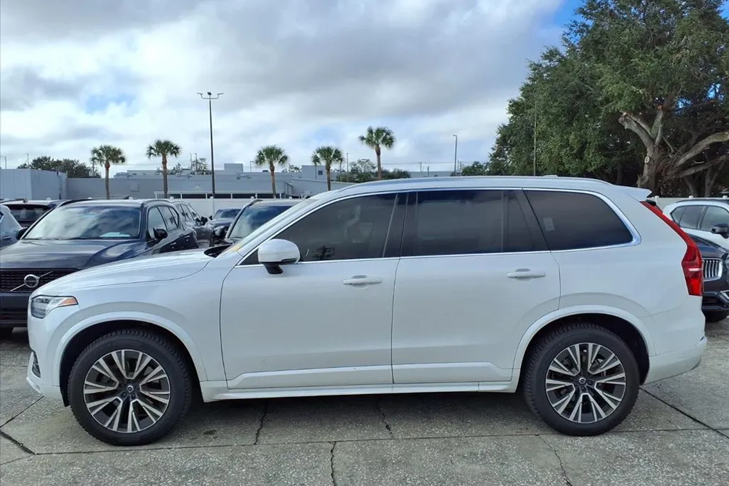 2022 Volvo XC90 T6 Momentum photo 1