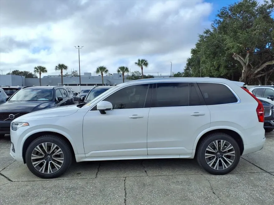 2022 Volvo XC90 T6 Momentum photo 1