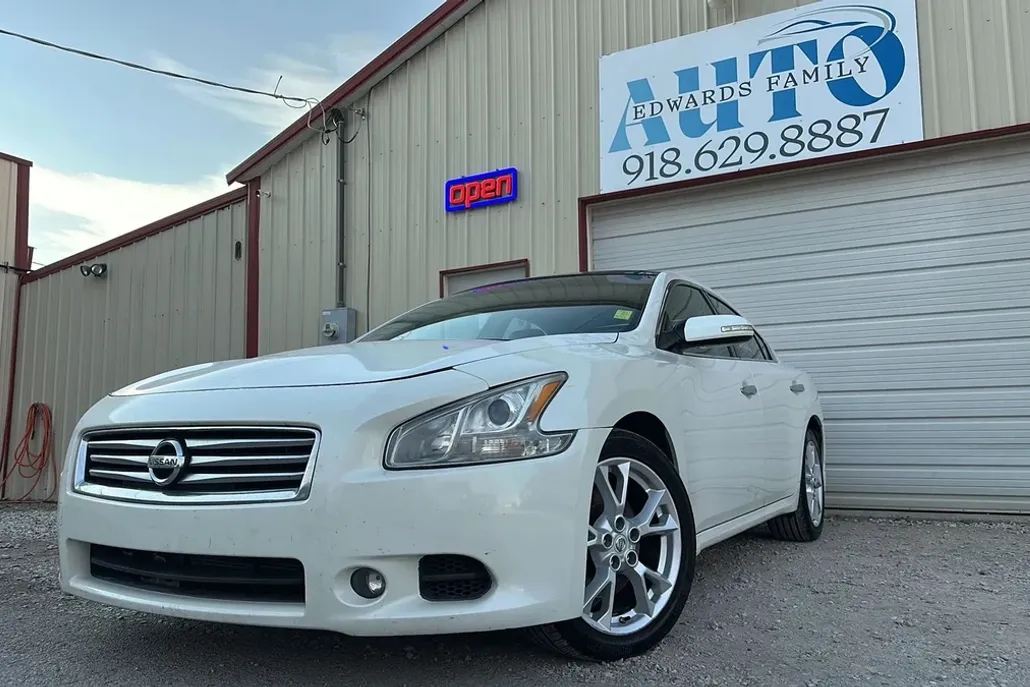 2013 Nissan Maxima SV photo 1