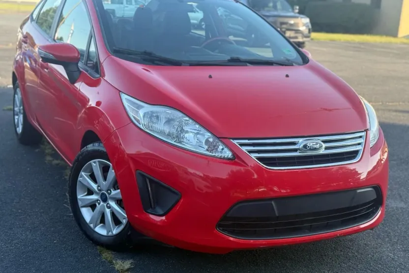 2013 Ford Fiesta SE photo 1