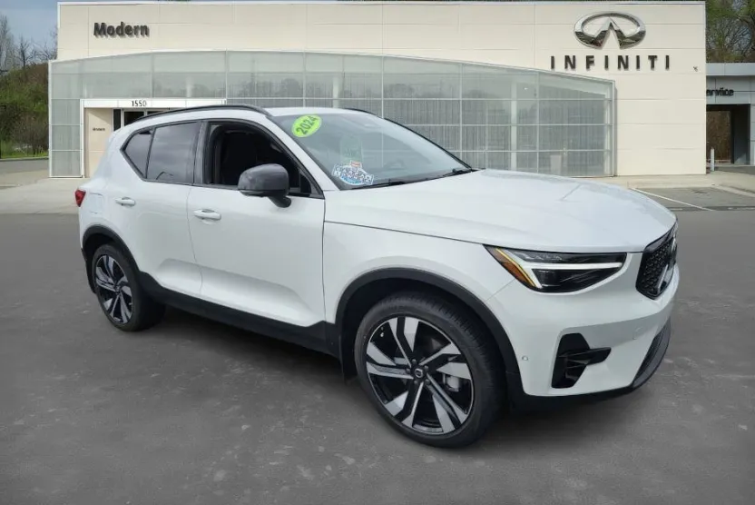 2024 Volvo XC40 Ultimate AWD photo 1
