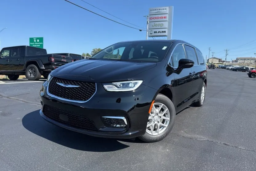 2025 Chrysler Pacifica photo 1