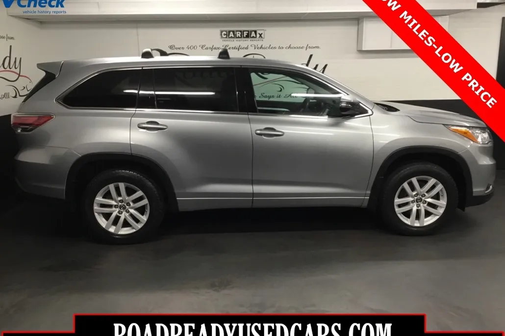 2016 Toyota Highlander LE photo 1