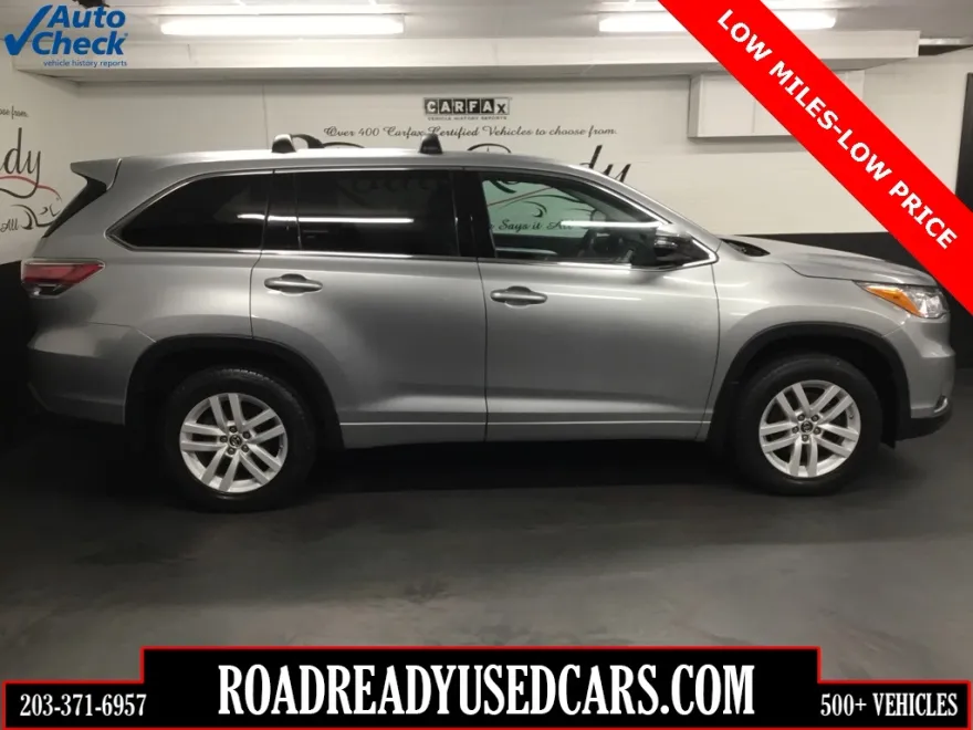 2016 Toyota Highlander LE photo 1